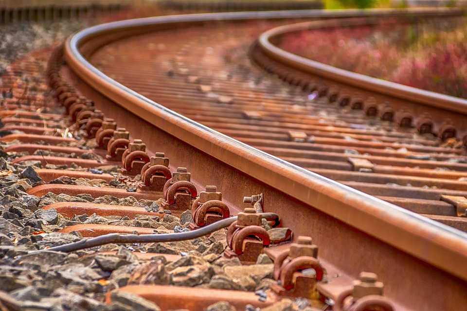 Self-propelled railway track scavenging vehicle