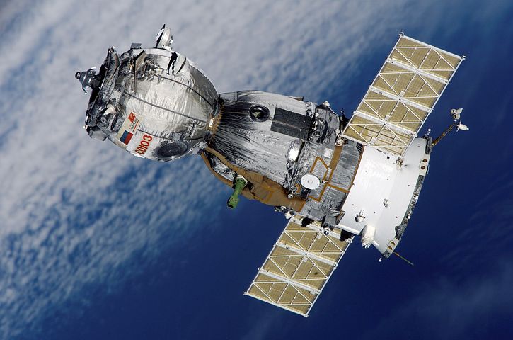 Uncontrolled re-entries of satellites